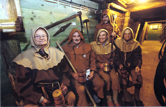 Hier im Schaustollen in historischem Gewand Hier im Schaustollen in historischem Gewand